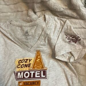 Authentic Disneyland Park Women’s M/L Cozy Cone Motel V Neck Spring Casual Tee